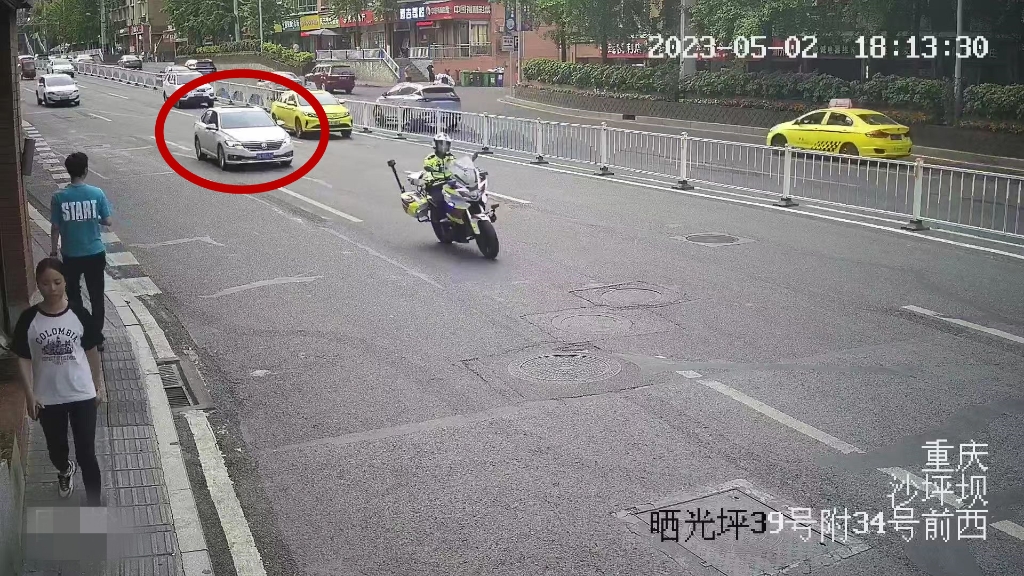 1渝警骁骑队员驾驶警用摩托车，带领伤者黄先生乘坐的轿车前往医院。重庆沙坪坝警方供图