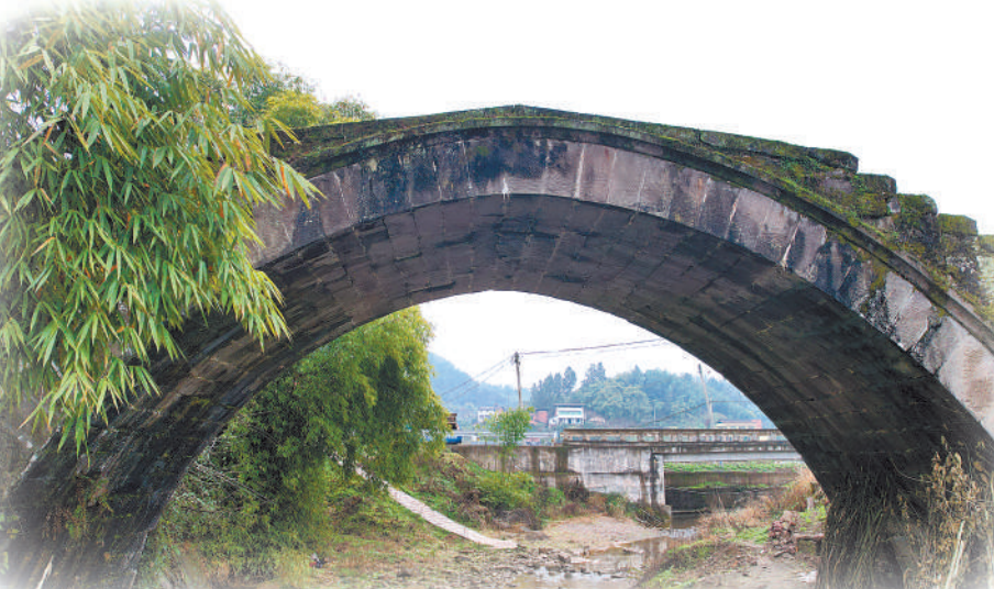 保存完整、弧形优美的梅花古桥。记者 向成国 摄