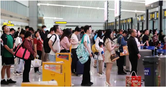 繁忙的重庆江北国际机场。受访者供图