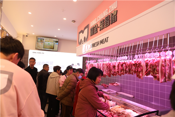 市民正在购买琪金猪肉。琪金供图 华龙网发