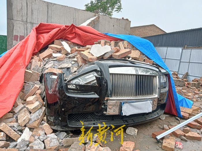 “西安墙体倒塌砸坏劳斯莱斯”现场:17辆车仍被埋,预估损失300万,责任认定难2