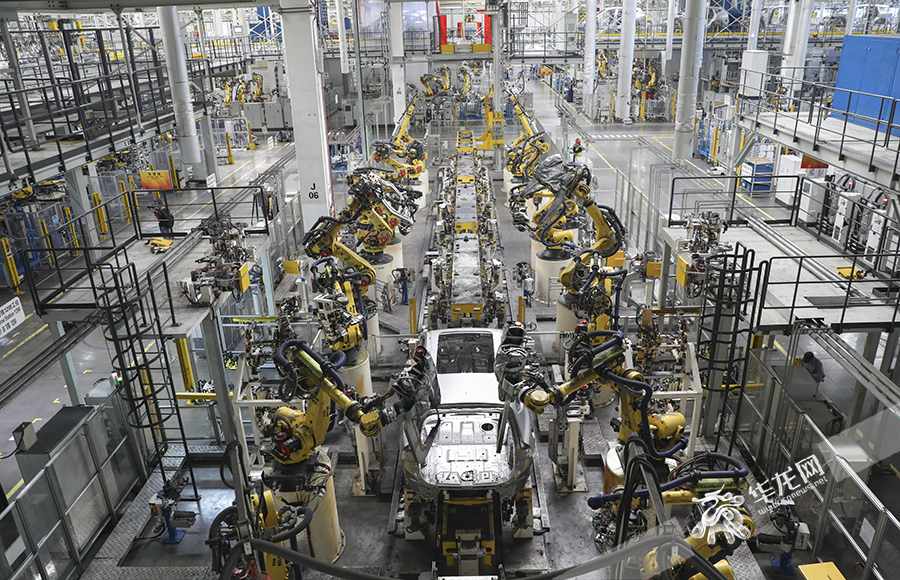 赛力斯两江智慧工厂内，机器人在“造车”。华龙网-新重庆客户端 首席记者 李文科 摄