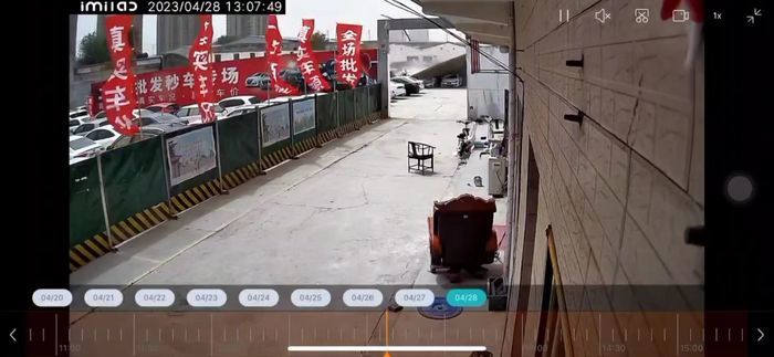 “西安墙体倒塌砸坏劳斯莱斯”现场：17辆车仍被埋，预估损失300万，责任认定难1