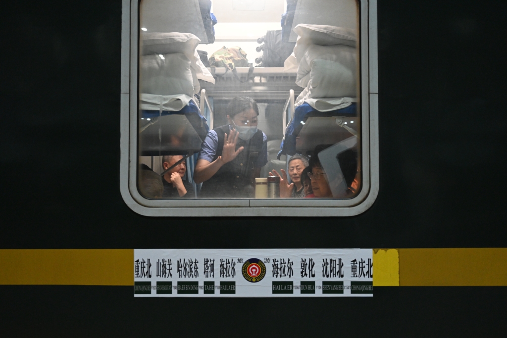 Y152次列车员向乘车的旅行团做安全乘车提示。通讯员 钟洁 摄