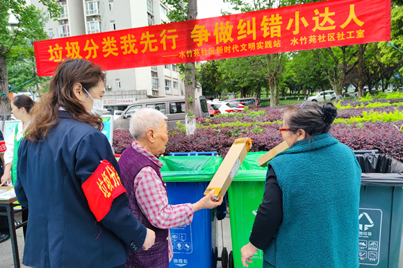 社区居民现场实践垃圾分类投放。朱三林 摄