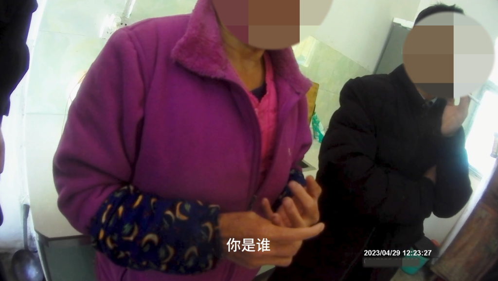 民警从冯某手中接过电话，质问骗子。重庆黔江警方供图