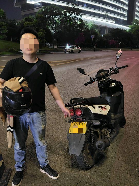 杨某指认自己驾驶的摩托车。重庆江北警方供图