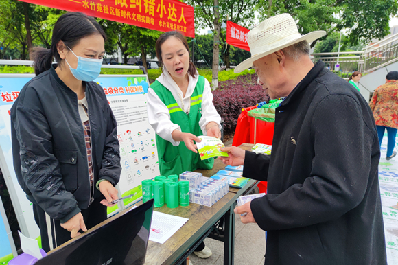 居民领取垃圾分类宣传手册。朱三林 摄