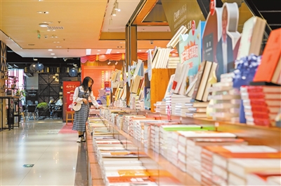 市民在重庆书城选购图书。资料图