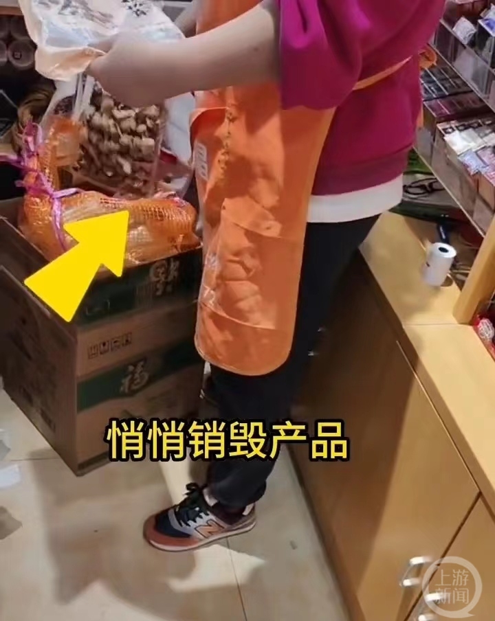 顾客买到异样产品遭超市人员抢夺自行处理，超市：无质量问题，已道歉退款