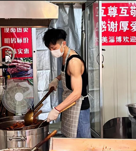 “鸭头小哥”走红却沦为“无业游民” 谁红就蹭谁 围观的边界在哪里？