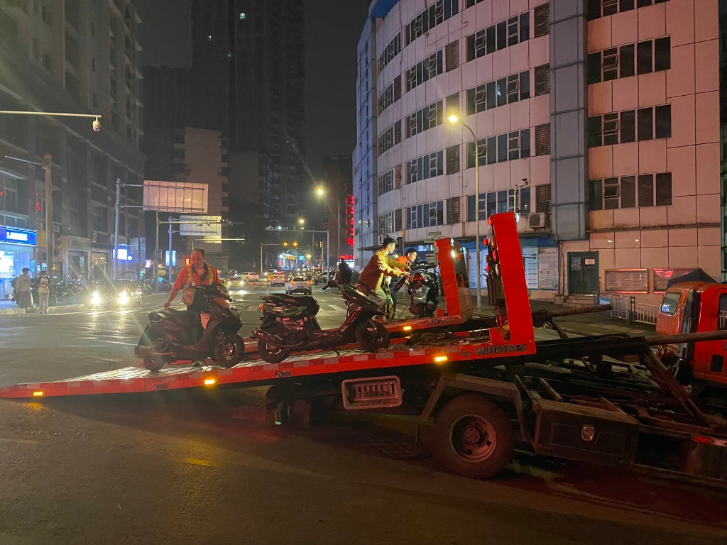 1拖走违法车辆。重庆江北警方供图