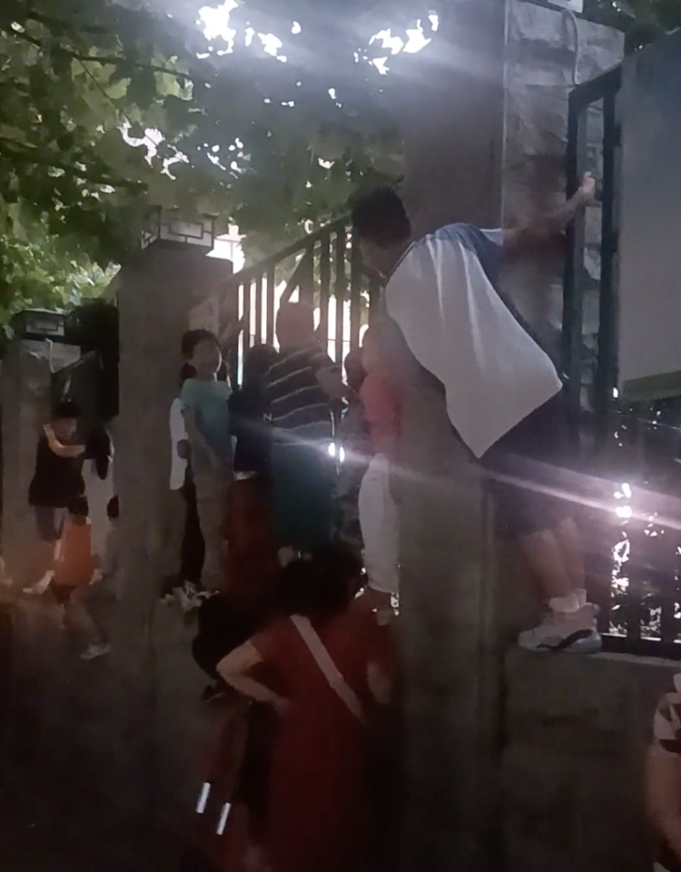 武汉一家长吐槽“六一”活动学生只能爬墙观看 教育局：出于安全考虑