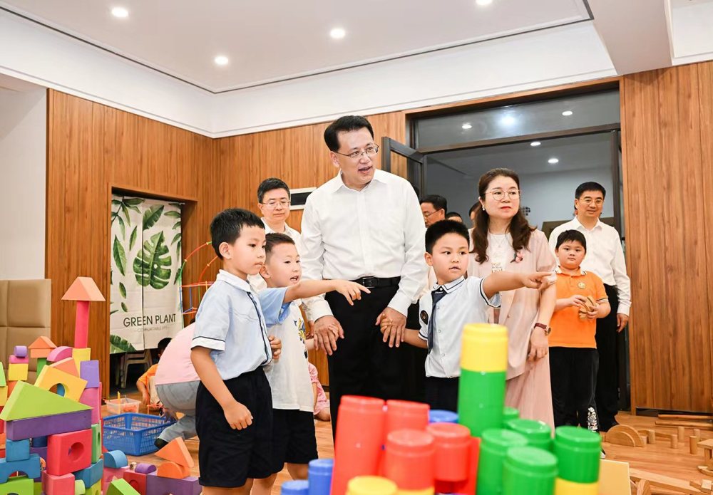 袁家军胡衡华调研我市基础教育工作并看望少年儿童 祝贺全市广大少年儿童节日快乐 争做全面发展的社会主义建设者和接班人2