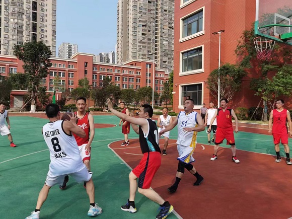 江津区委党校主体班学员开展篮球友谊赛。通讯员 李林峰 摄