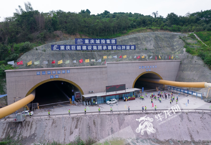 02，渝长高速复线连接道铁山坪隧道左右洞施工均在有序进行。华龙网-新重庆客户端记者 张质 摄