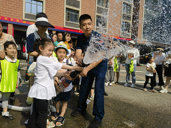 1孩子们到消防站过别样“六一”国际儿童节。通讯员 陈春燕 摄