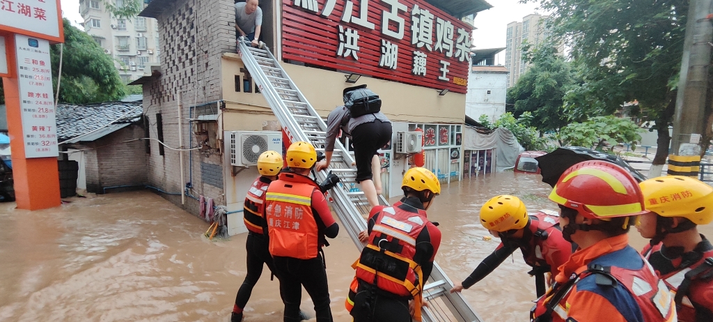 2消防员转移被困群众。重庆江津消防供图