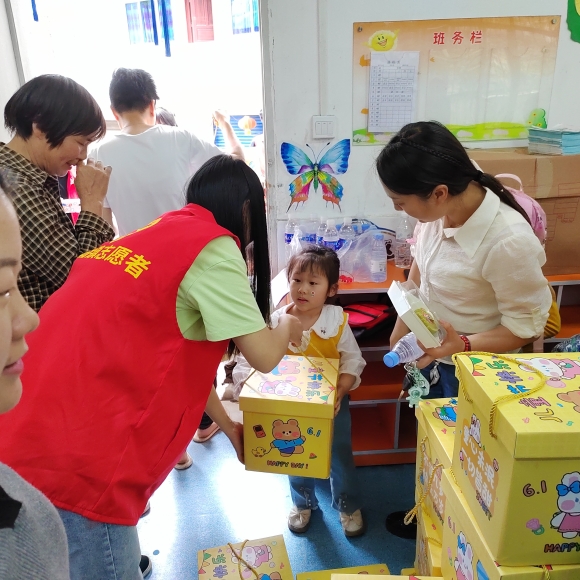 志愿者们给学生赠送礼物。巫溪县土城镇供图 华龙网发
