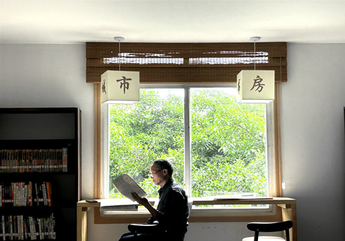 市民临窗看书学习。通讯员 朱玉梅 摄