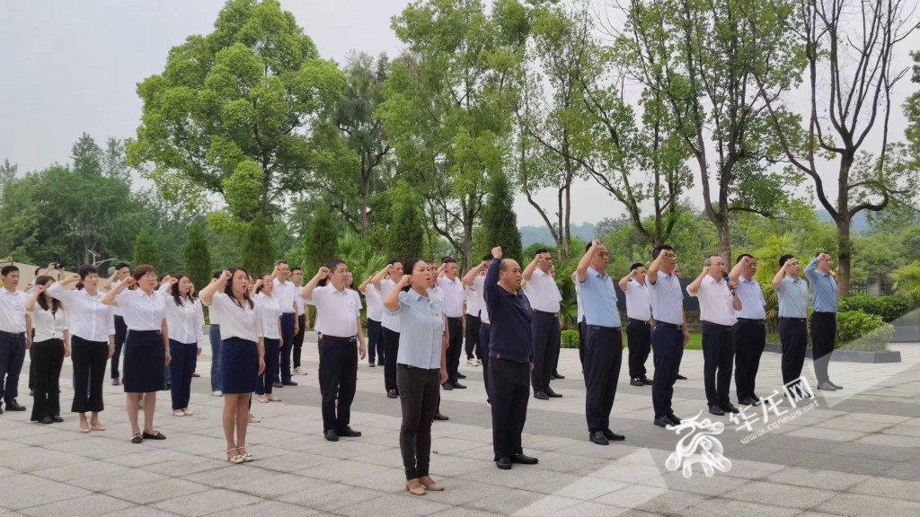 01 重庆市退役军人事务局组织党员干部到王朴烈士陵园,缅怀英雄烈士。