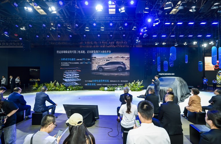 全新EQE纯电SUV上市发布会现场。 梅赛德斯-奔驰供图 华龙网发