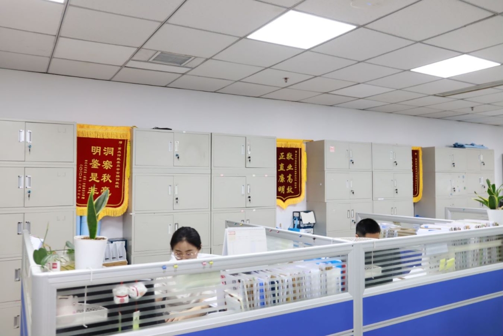 01 重庆仲裁委员会办公室挂着一面面锦旗。