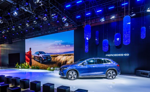 全新EQE纯电SUV上市发布会现场。 梅赛德斯-奔驰供图 华龙网发