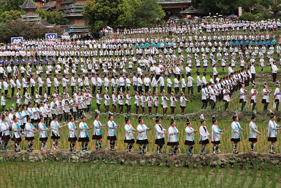 人们在黎平县肇兴侗寨的田园中演唱侗族大歌。