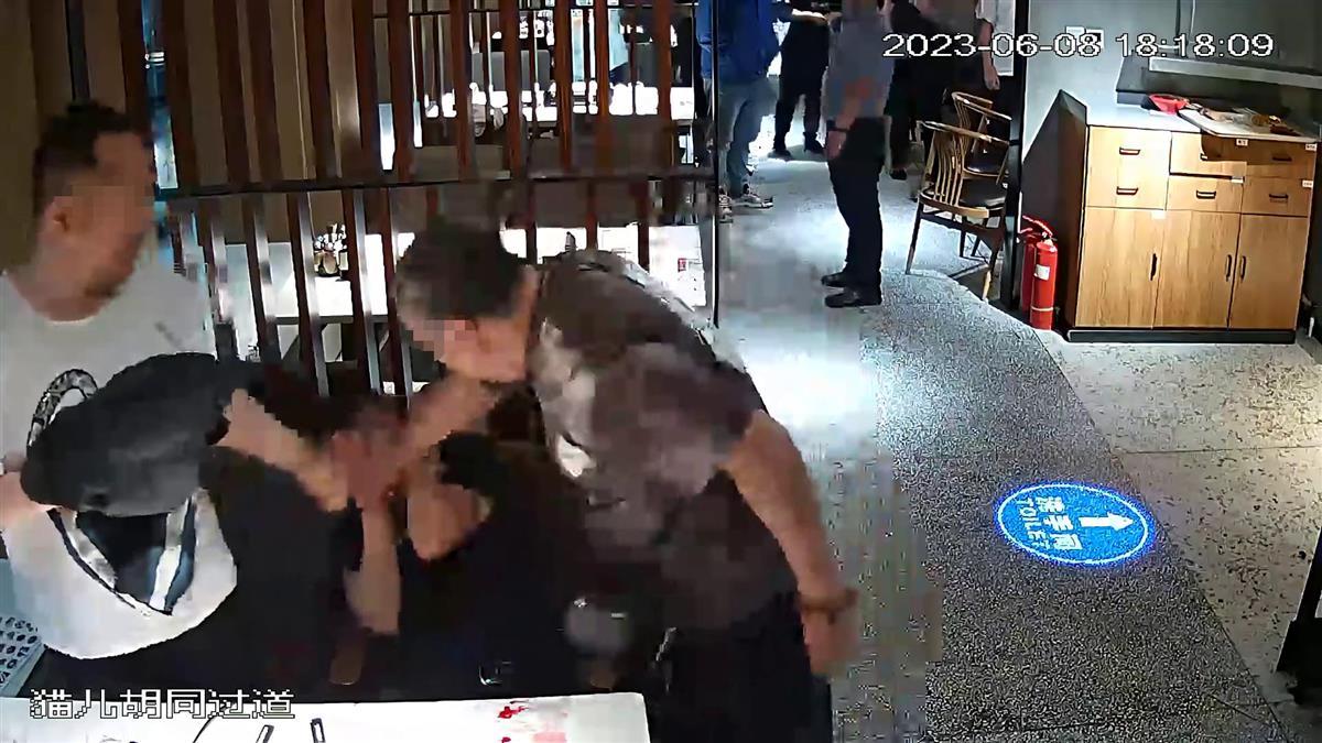男子烧烤店内用签子猛刺同桌食客,受害人被扎得满脸是血,当地:正在处置