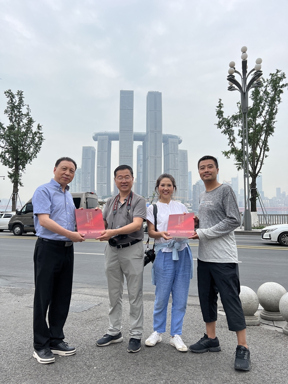 渝中区摄协赠送画册给成都市摄协