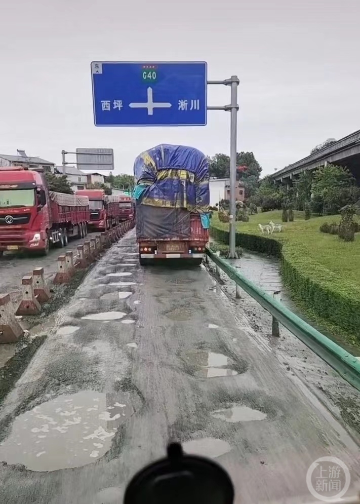 河南一高速路出入口引线路面全是坑，当地交通部门：将重新铺设