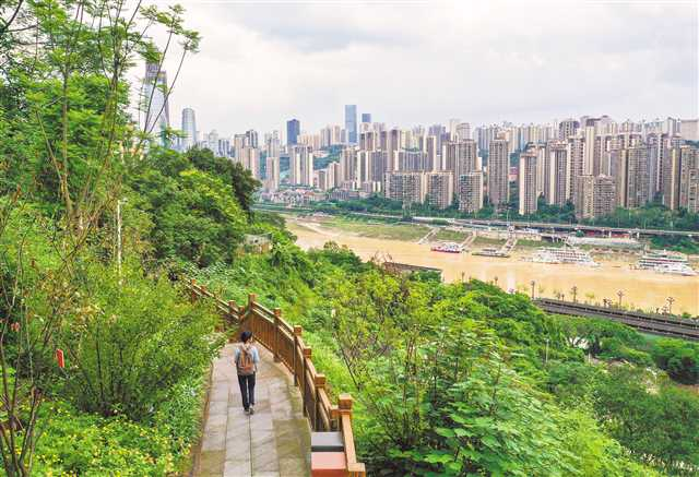 People are walking along the Hongen trail in Jiangbei District to enjoy the spectacular view of the Jialing River on June 5.