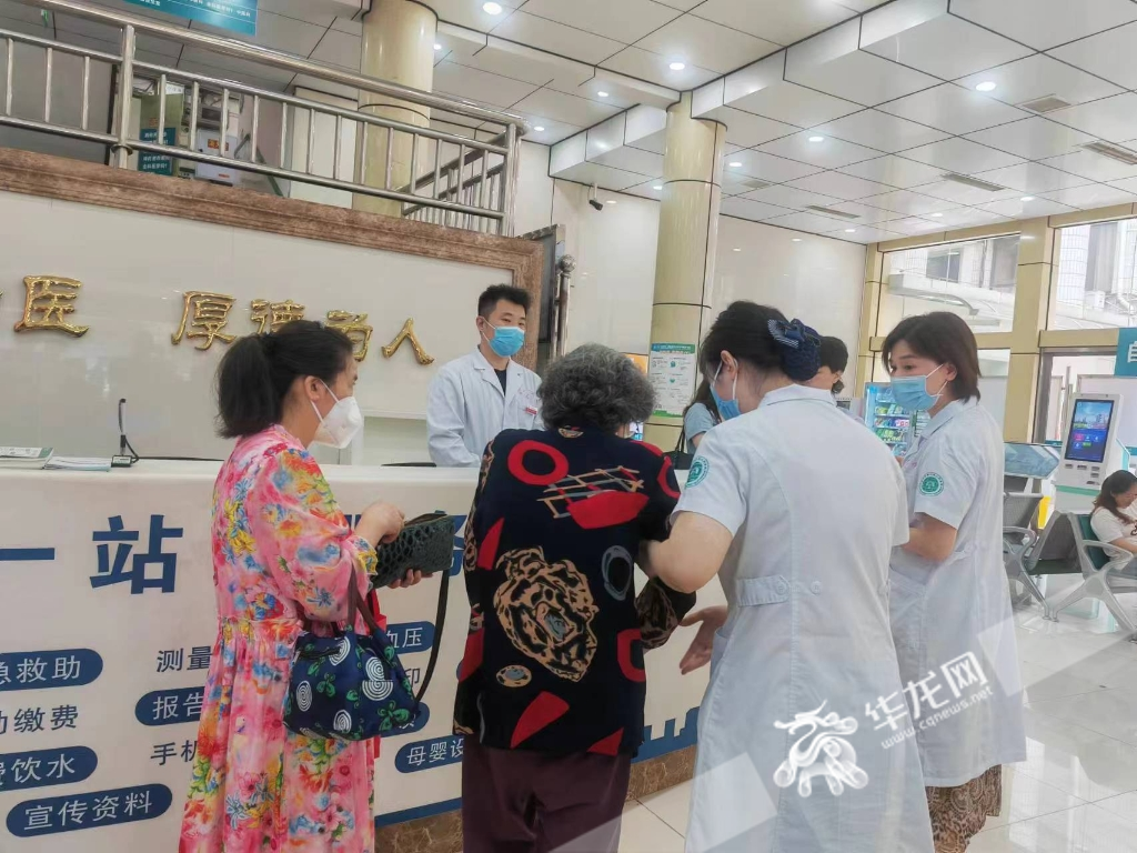 03 重庆市第十三人民医院的门诊一站式服务中心。