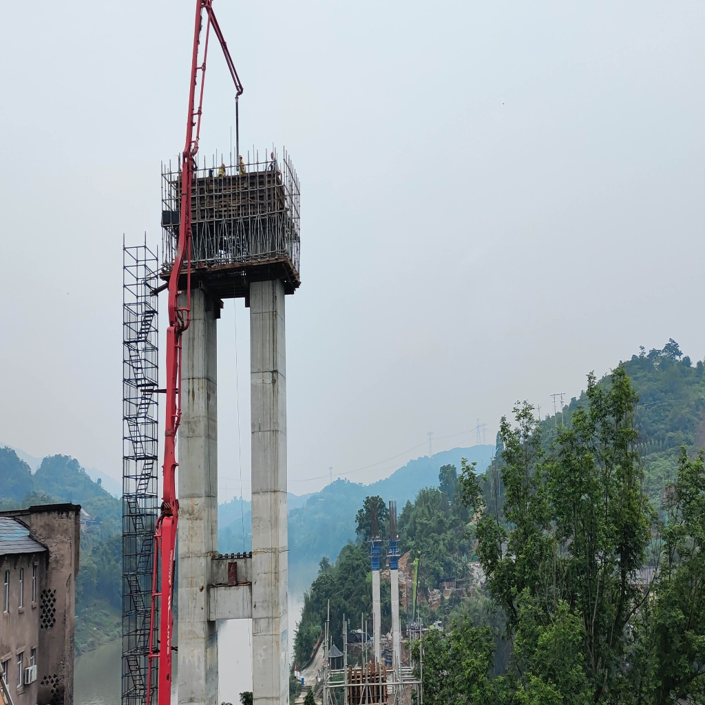 重庆江津广兴綦河人行悬索桥项目北岸主塔顺利封顶。中建桥梁供图