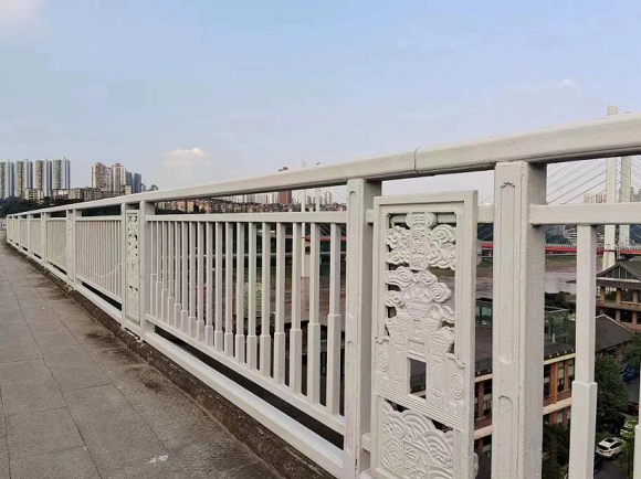 高家花园大桥人行栏杆涂装效果。市市政设施运行保障中心供图 华龙网发