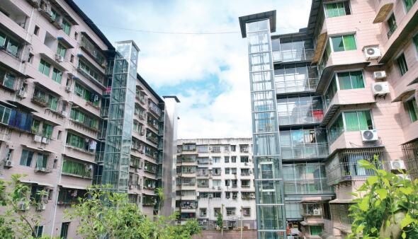 梁山街道新华小区，加装电梯后居民生活更加便利。