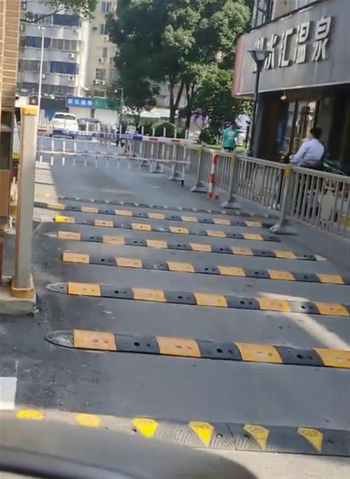 无锡一小区大门新装10条减速带，业主吐槽“伤减震器”，社区：只因每天上百辆车逃费