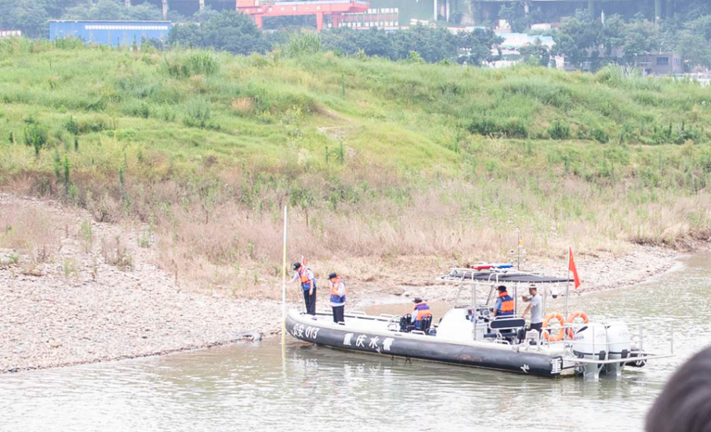 水警正在测试水位。警方供图