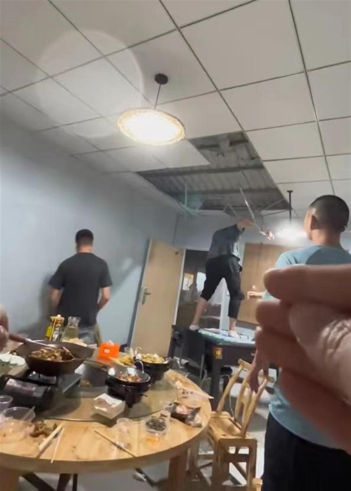 大风吹走餐馆雨棚，男子被带到半空，所幸落到包间无大碍，老板全场免单5万元，网友：老板明事理5