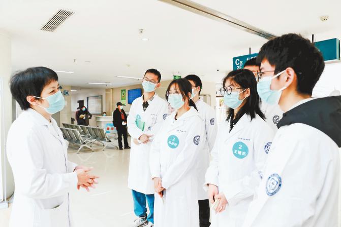 刁攀娅（左一）生前与重庆大学医学院的学生们交流。（受访单位供图）