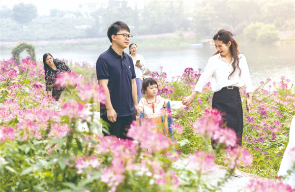Fragrant flowers attracting visitors. (Photographed byt Liu Jimei, Xia Yu, and Yuan Qifang)