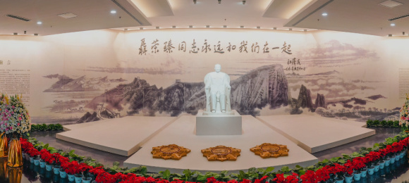 聂荣臻元帅晚年形象的汉白玉座像