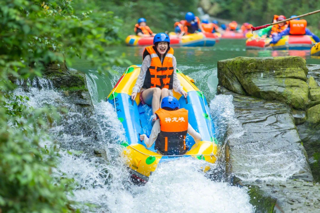 Drifting in Nanchuan Shenlong Gorge. (Photo provided by Chongqing Municipal Culture and Tourism Development Commission)