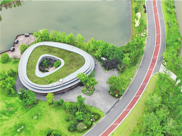 The trail around the lake in Mingyue Lake Park. (Photo provided by Yubei Culture and Tourism Development Committee)