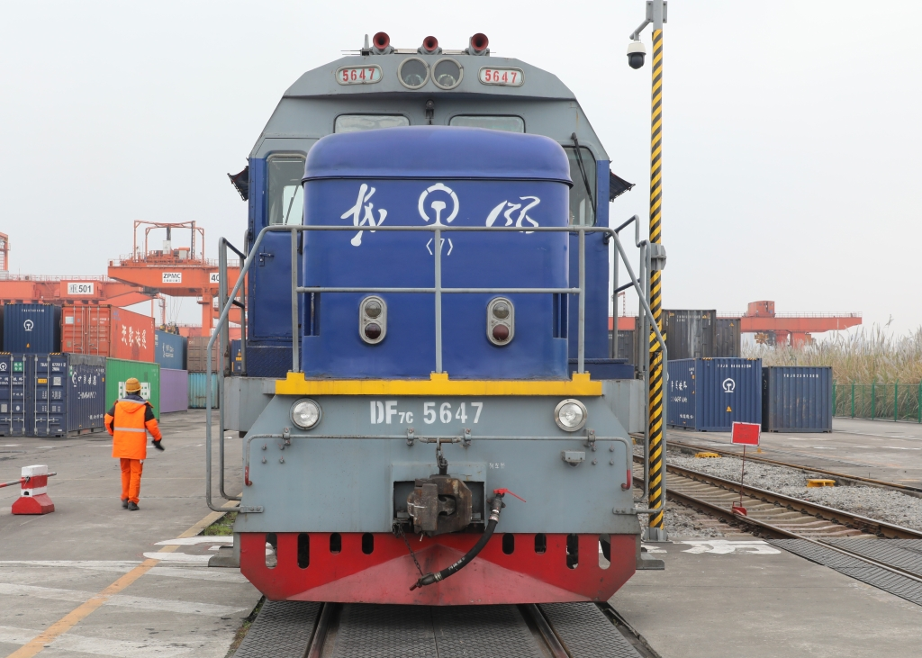 The first Chongqing-Malaysia direct railway intermodal train in China. (Photo provided by Yuxinou Company)