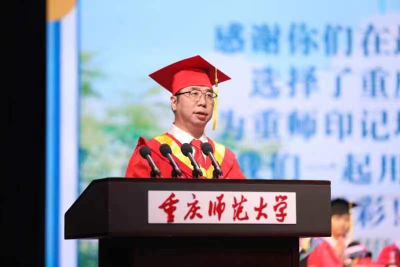 重庆师范大学校长孟东方寄语学子：涵养“大气”。受访单位供图