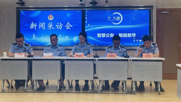 中国女留学生遭遇恐吓自拍被绑架视频 境外“绑匪”勒索父母500万4