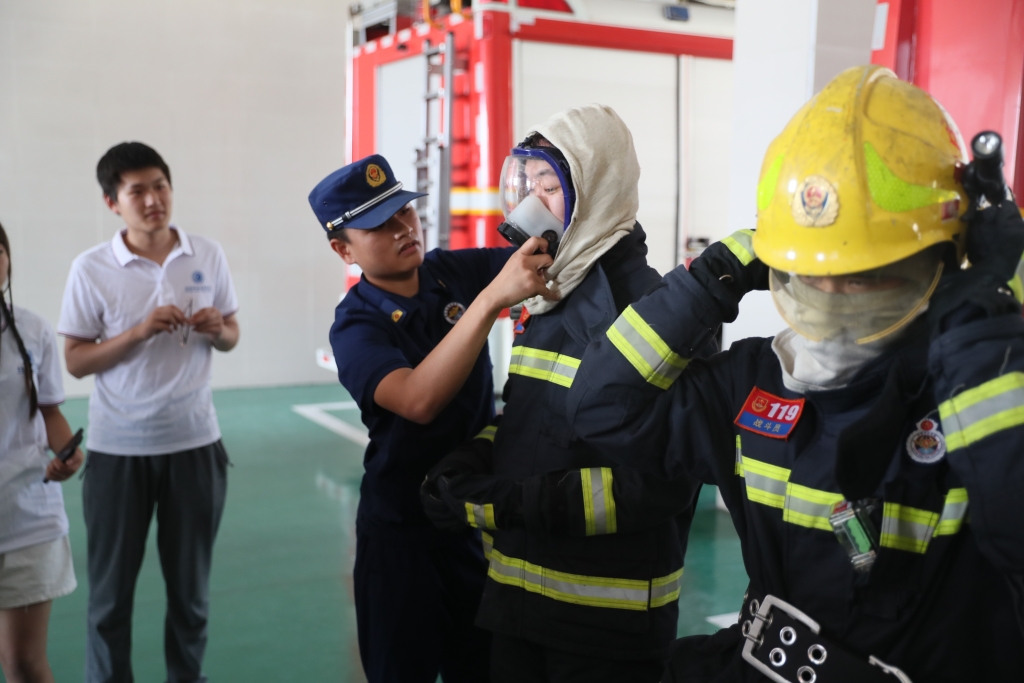 学生试穿消防战斗服。永川区消防救援支队供图 华龙网发