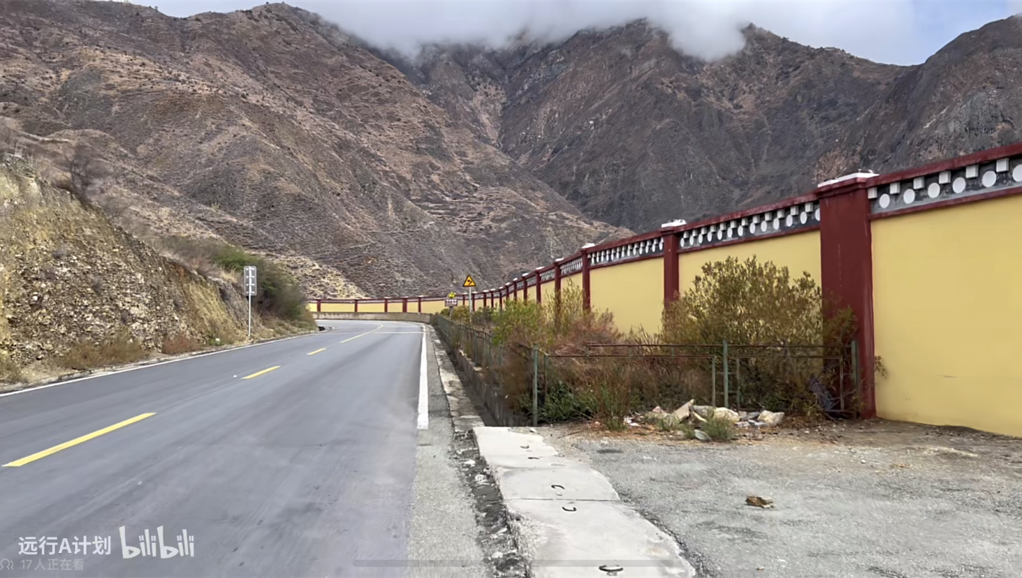 网友质疑梅里雪山景区国道旁修围墙，在观景平台付费才可赏景 文旅局：未来或取消围挡1